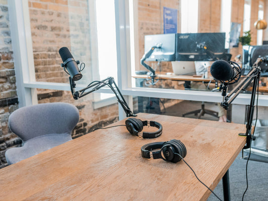 Comment créer un podcast en 2025 : Matériel, logiciels, coûts et monétisation